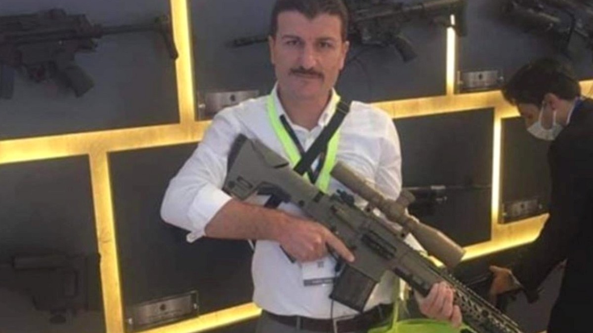 Silahlı pozu veren bir okul müdürü