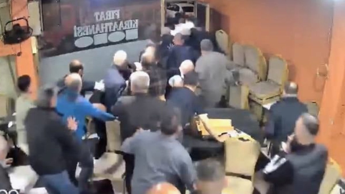 Araçtan çıkan yüksek ses camları titretti; müşteriler deprem sanıp kaçtı