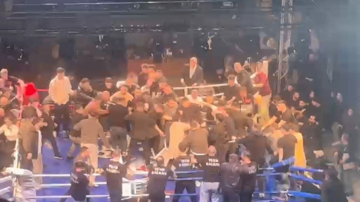 Türk ve Rus boksörün maçında ring savaş alanına döndü