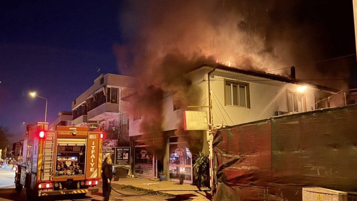 Mahalle yanarken onlar TV'den derbiyi izledi