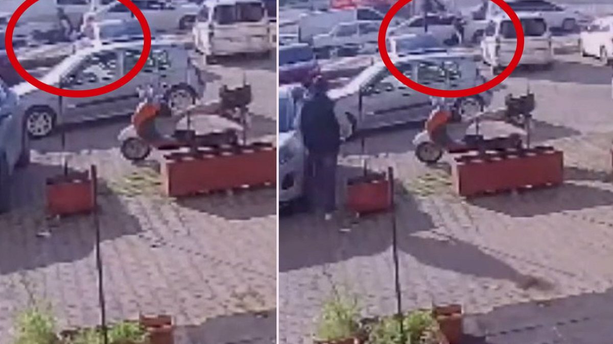 Kırmızı ışıkta bekleyen gençlere silahlı saldırı! Kamera anbean kaydetti