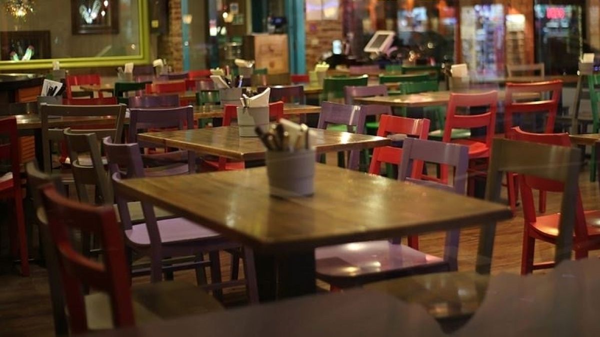 Masaları birleştirmek için harcama şartı getiren kafeye tepki yağdı