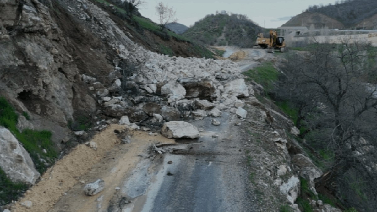 Bingöl’de heyelan nedeniyle yol ulaşıma kapandı