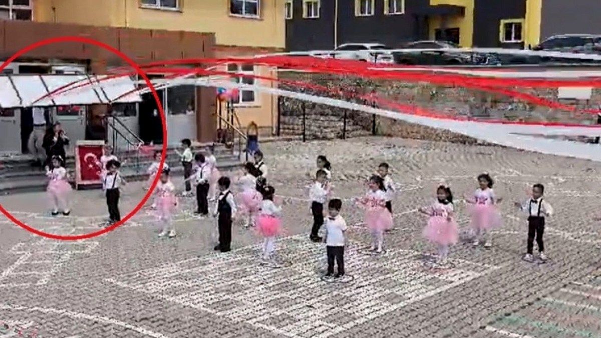 Okul gösterisinde can pazarı! Anaokulu öğrencilerinin üstüne tabela düştü