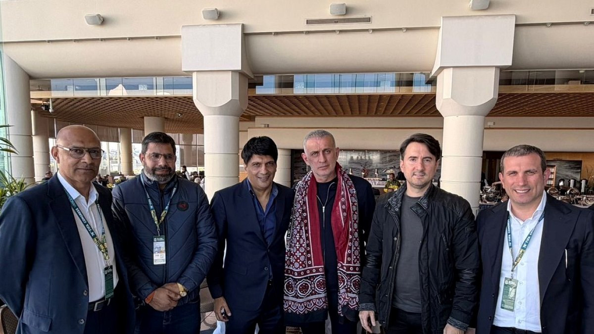 TFF Başkanı Hacıosmanoğlu, Pakistan Futboll Federasyonu Başkanı Gilani ile bir araya geldi
