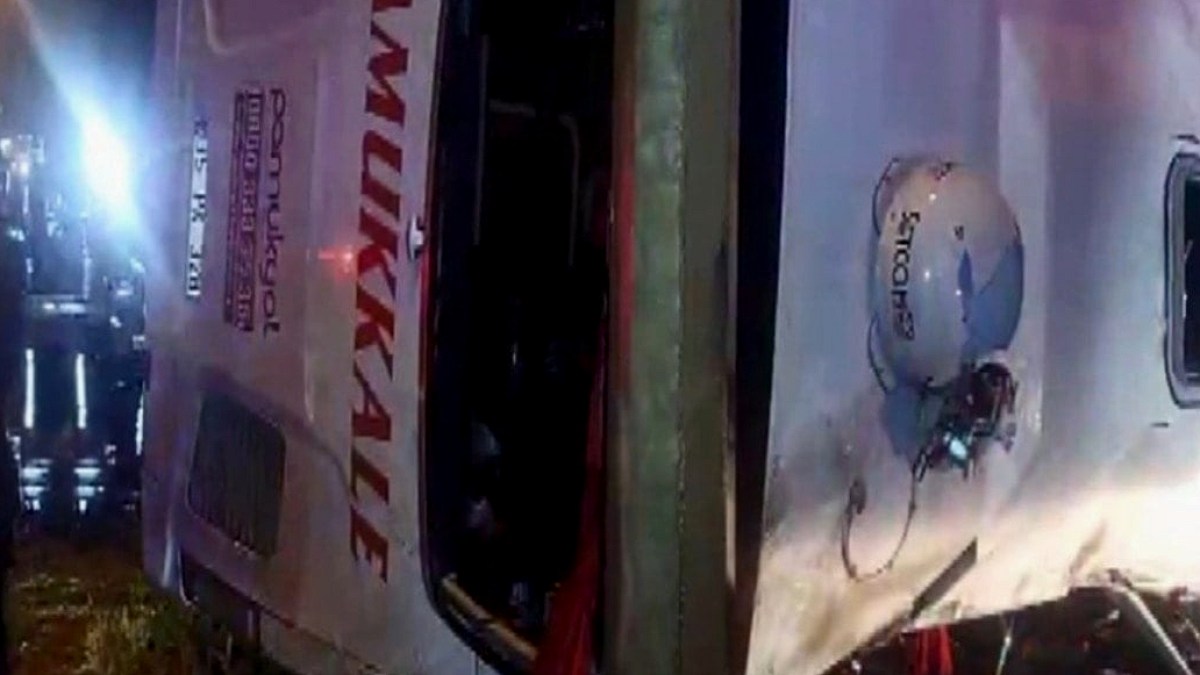 Balıkesir'de yolcu otobüsü devrildi: 3 ölü 31 yaralı