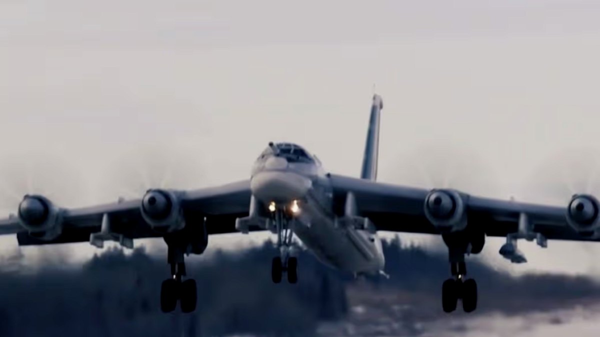 Rusya'nın 'kıyamet uçakları' havalanınca İngiliz jetleri alarma geçti