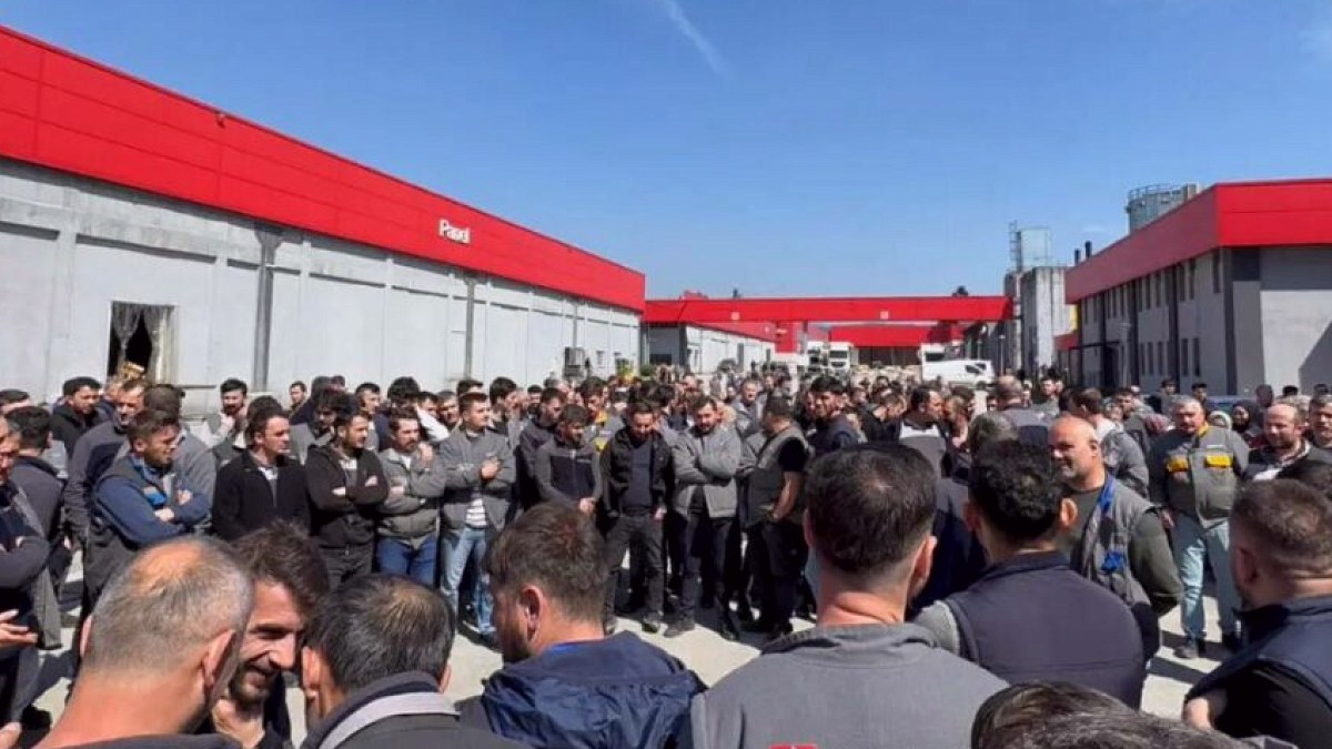Mobilya işçileri haklarını aramak için eylemde