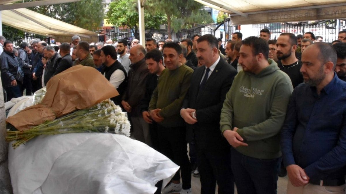 Burun estetiği ameliyatı sonrası ölen Hatice, gelinlikle son yolculuğa uğurlandı