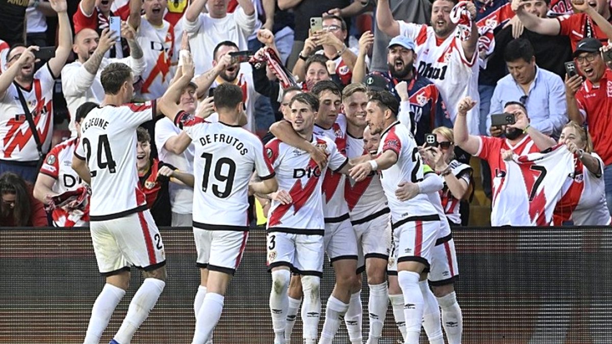 Rayo Vallecano'dan maç sonu Filistin bayraklı kutlama!