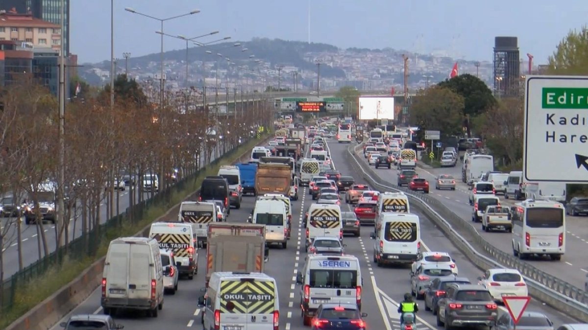 İşe gitmek isteyen İstanbullular trafikle karşılaştı! Yoğunluk yüzde 60'ı aştı
