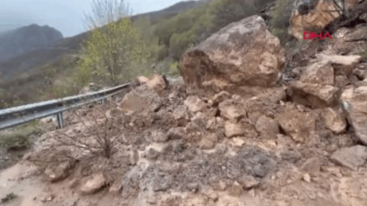 Sivas'ta heyelan nedeniyle köy yolları kapandı