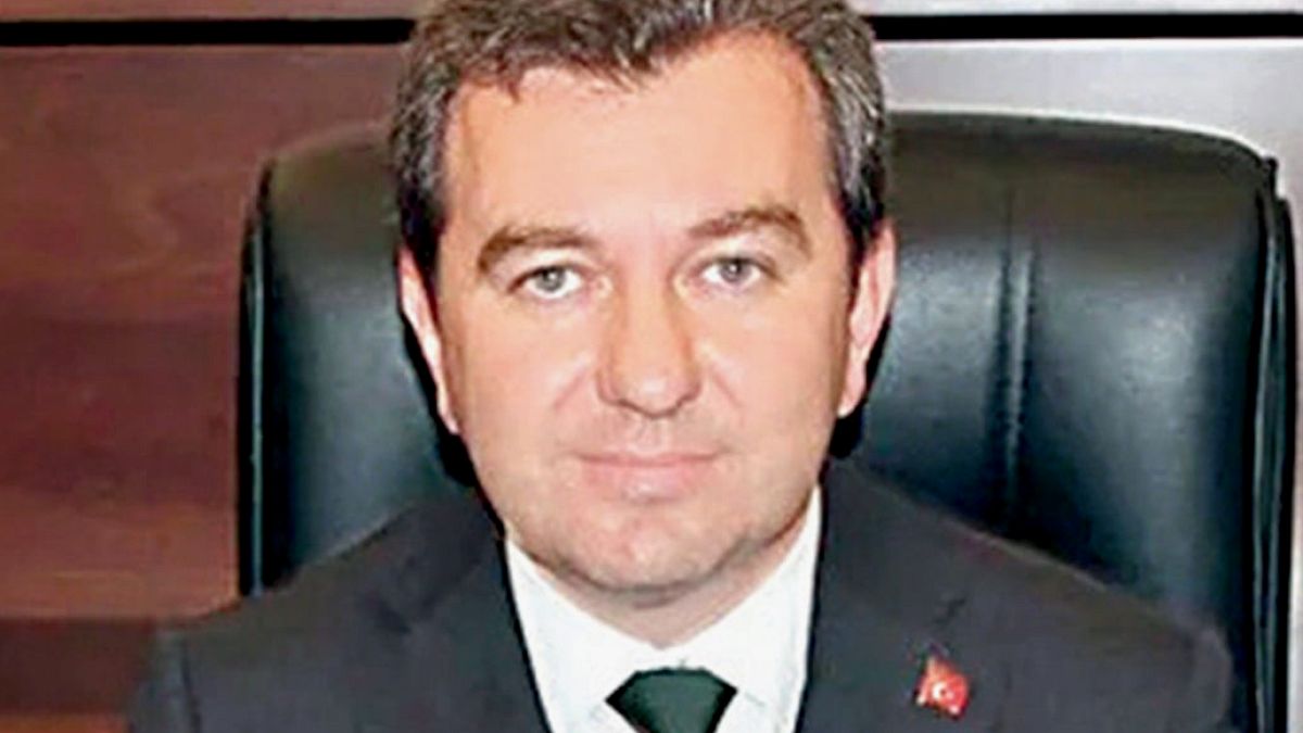 AKP’li eski başkan, müdürüne silah çekti