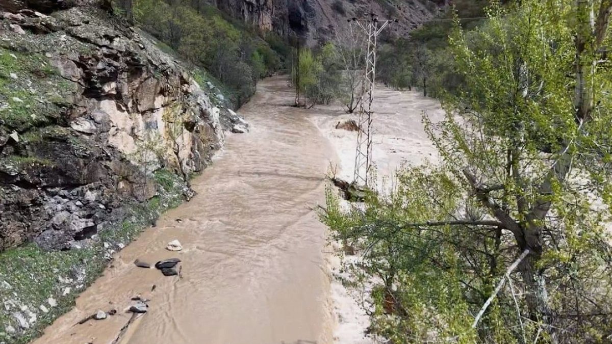 Çay taştı, kara yolu trafiğe kapandı