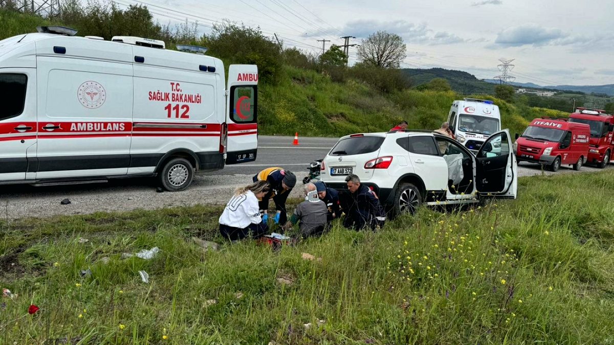 Otomobille hafif ticari araç çarpıştı; 1’i ağır, 4 yaralı