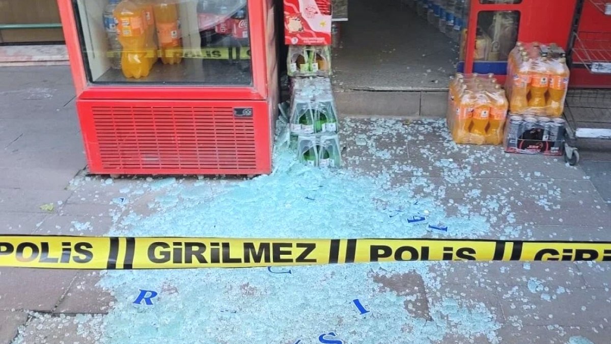 Küçükçekmece'de maskeli kişinin silahlı saldırısında 3 kişi yaralandı