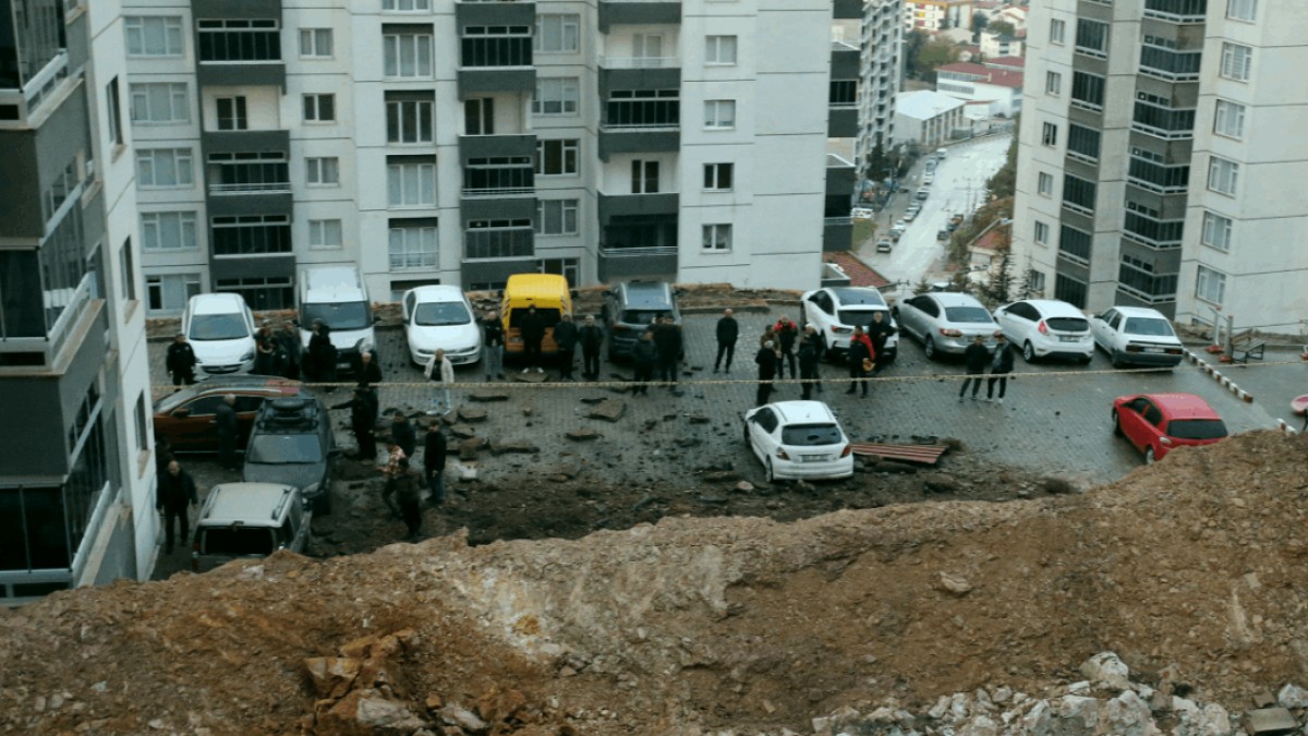Sitenin istinat duvarı çöktü: Faciadan dönüldü