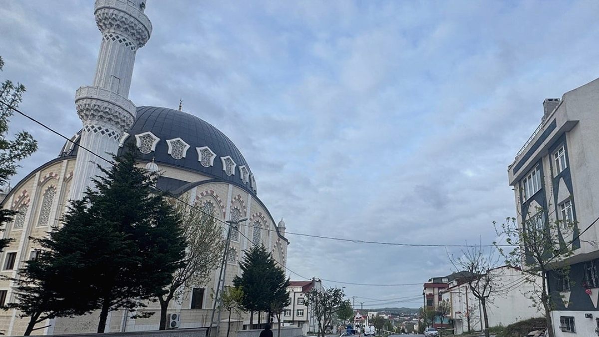 Arnavutköy'de fırtına! Caminin minaresi sallandı; 2 bina tahliye edildi