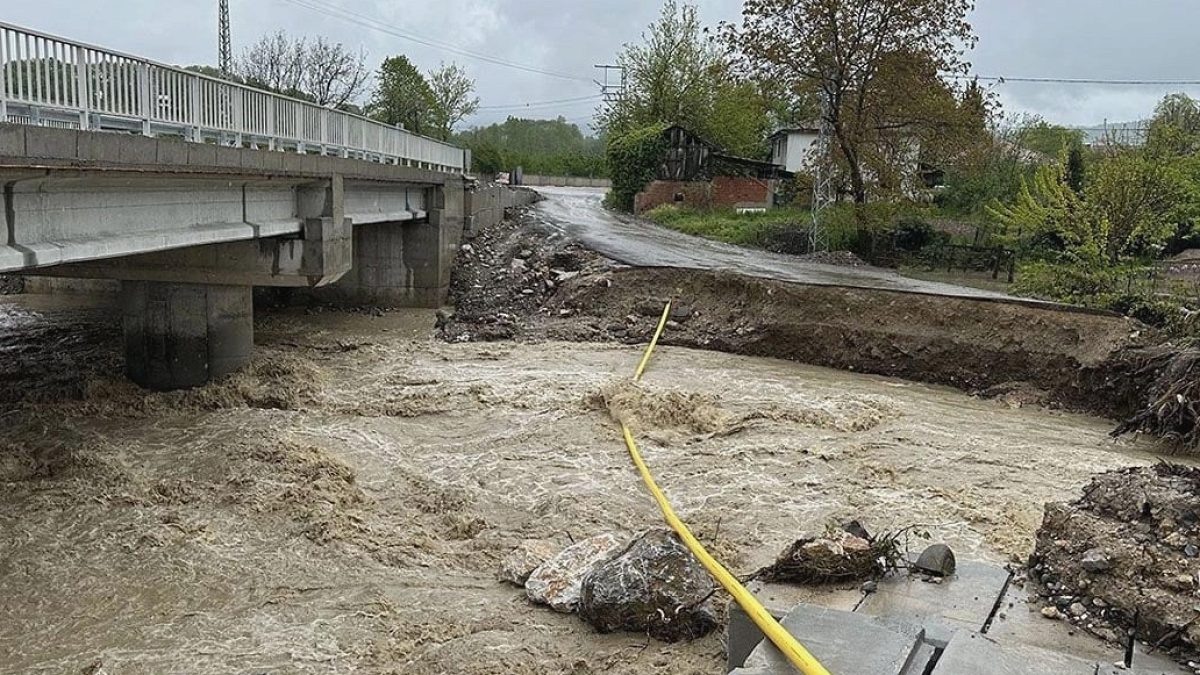 Sakarya'da sağanak hayatı olumsuz etkiledi