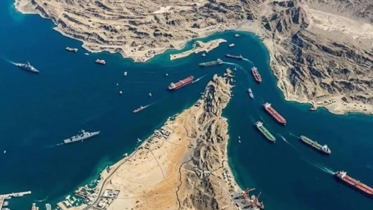 Hürmüz Boğazı'nda bir gemide patlama