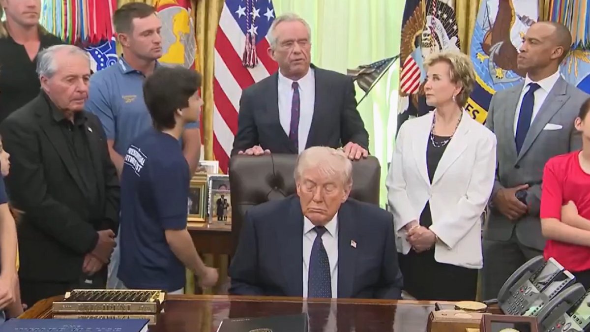 Trump yine kameralar önünde uyuyakaldı
