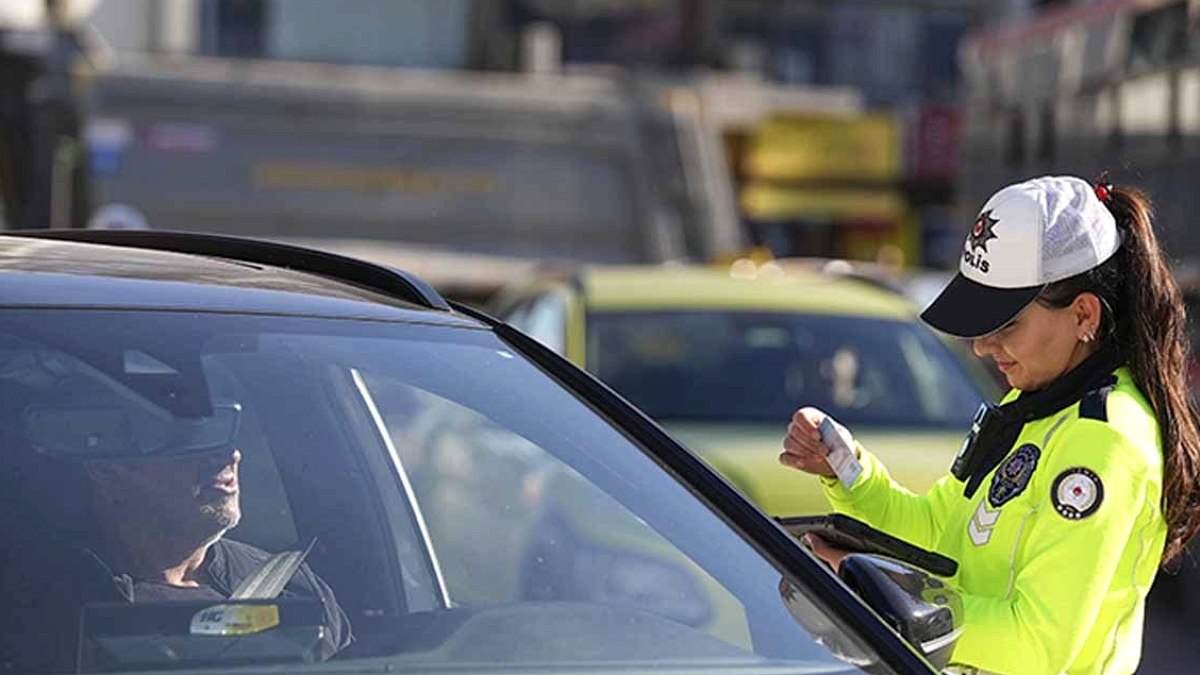 Trafik polislerinin en çok durdukları araç rengi belli oldu