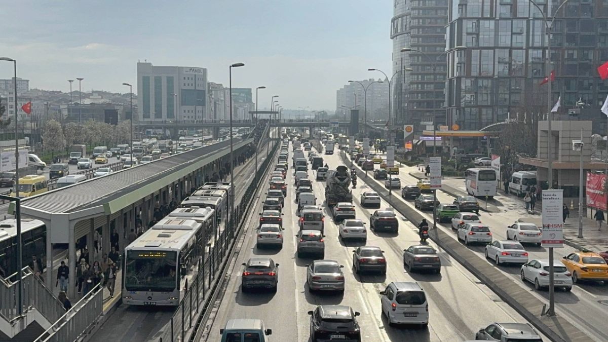 İstanbul'da trafik akşam saatlerinde durma noktasına geldi