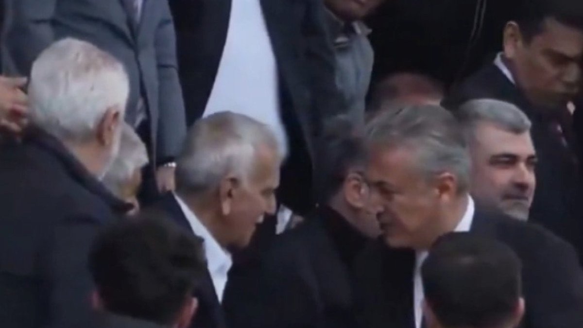 Ahmet Türk, yerine atanan kayyumla yan yana maç izledi