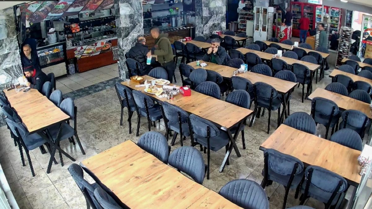Yiyip içtikleri restorana tek kuruş ödemeden kaçtılar