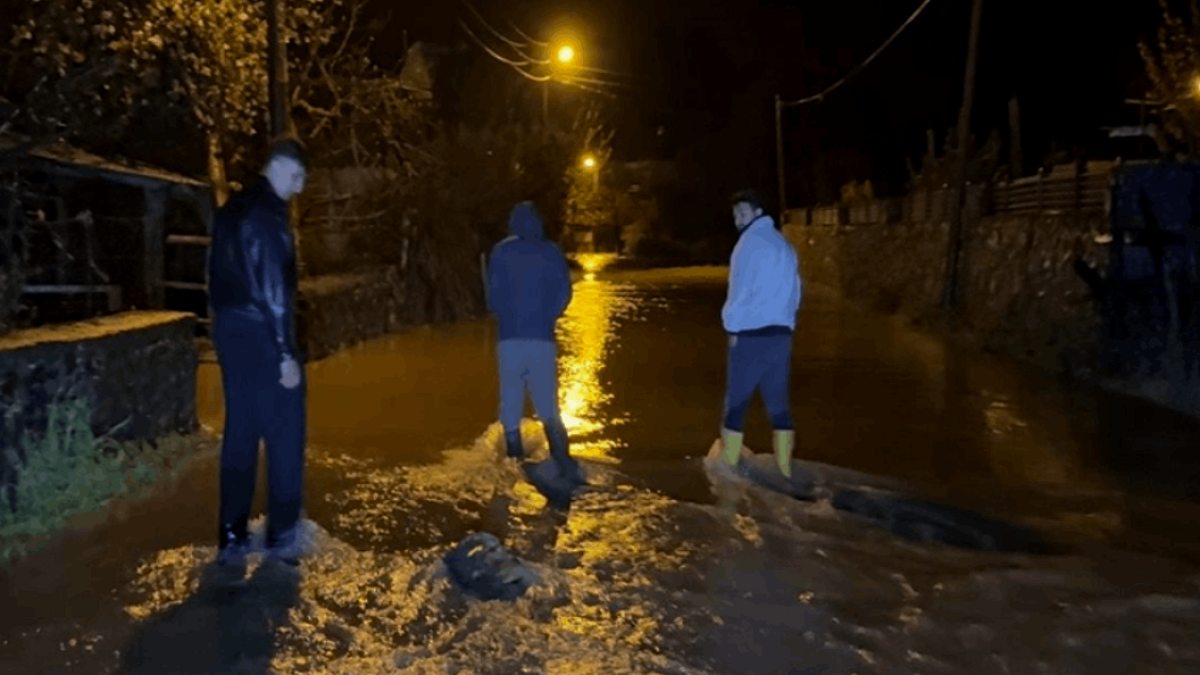 Sakarya'da sağanak; dere taştı, mahalleyi su bastı