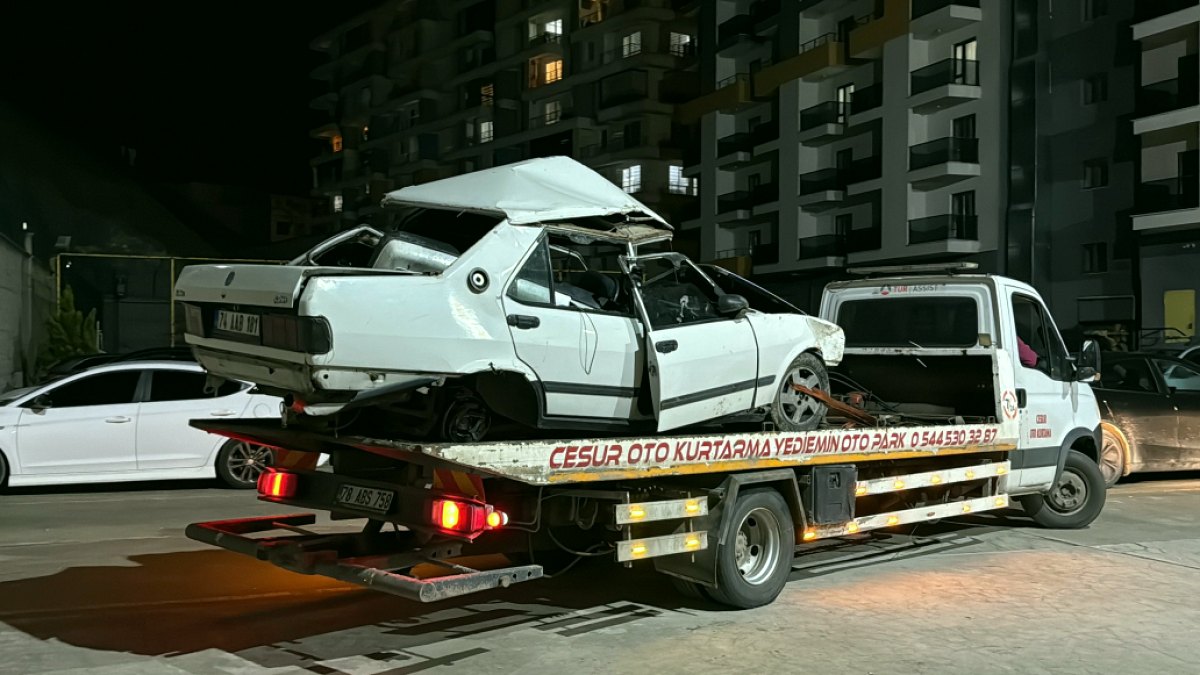 Apartmanın bahçesine düşen otomobilden atlayarak kurtuldular