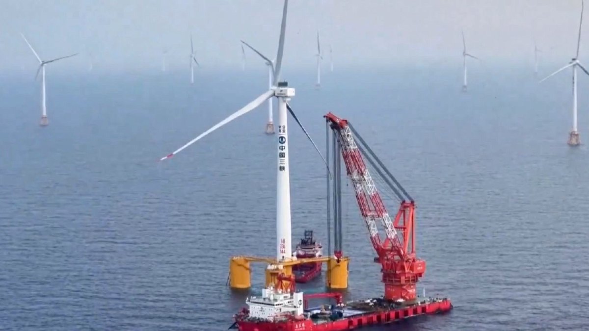 Denizin ortasına 270 metrelik platform diktiler: Dünya rekorunu kırdılar