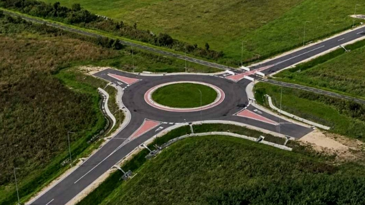 AB paralarıyla jilet gibi kavşak yaptılar, ama bu kavşağa bağlanan tek bir yol bile yok