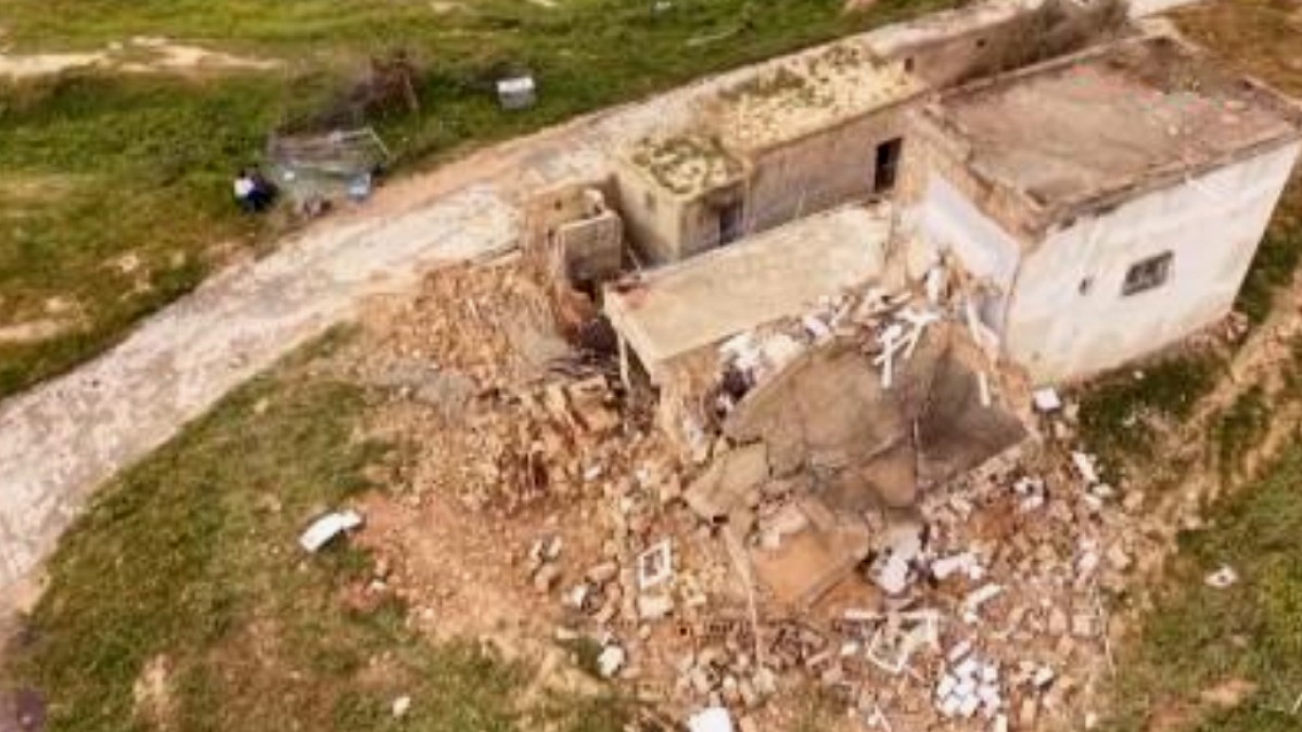Fırtına 85 yaşındaki kadının evini elinden aldı