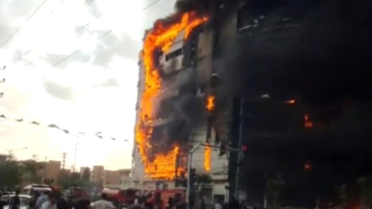 Tahran'da alışveriş merkezinde korkunç yangın: 8 ölü 36 yaralı