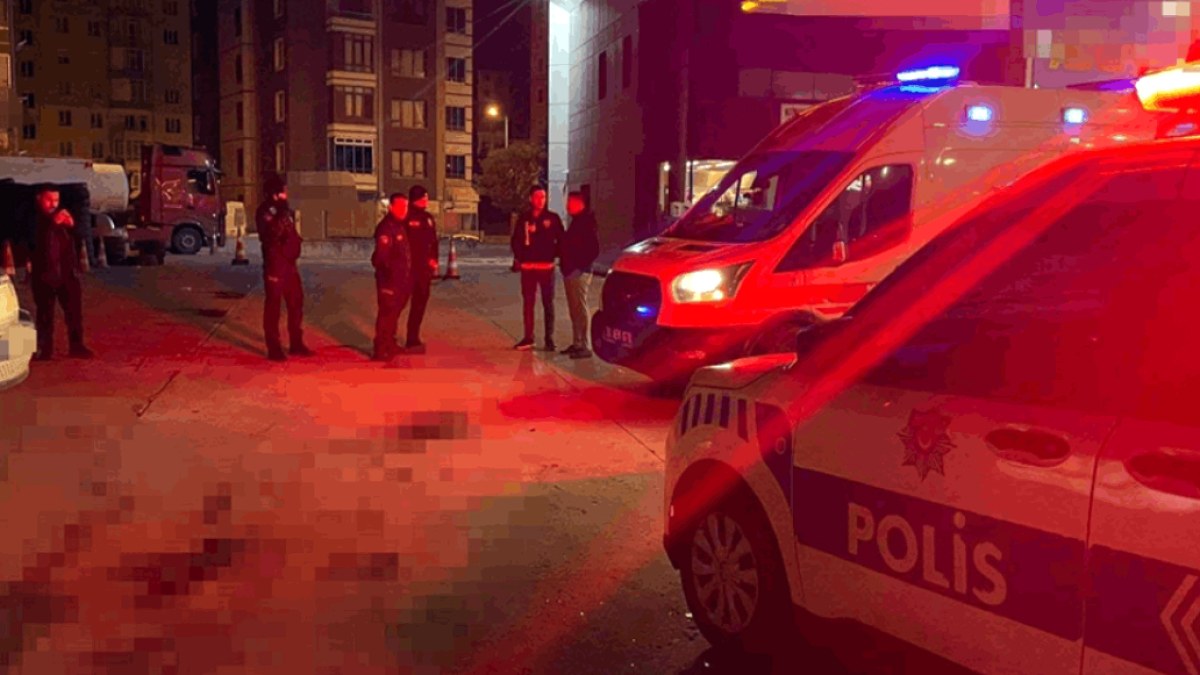 Akaryakıt istasyonunda bıçaklı kavga: 1 ölü, 2 yaralı