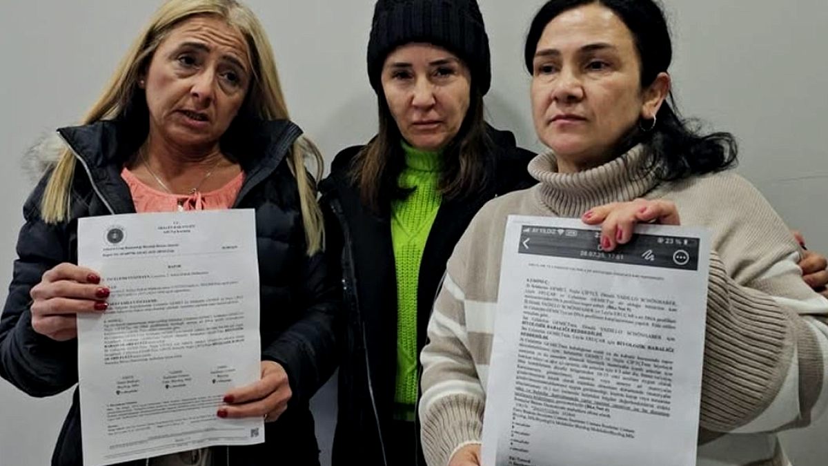 'Sapık dedemizin mezarını taşıyın!'