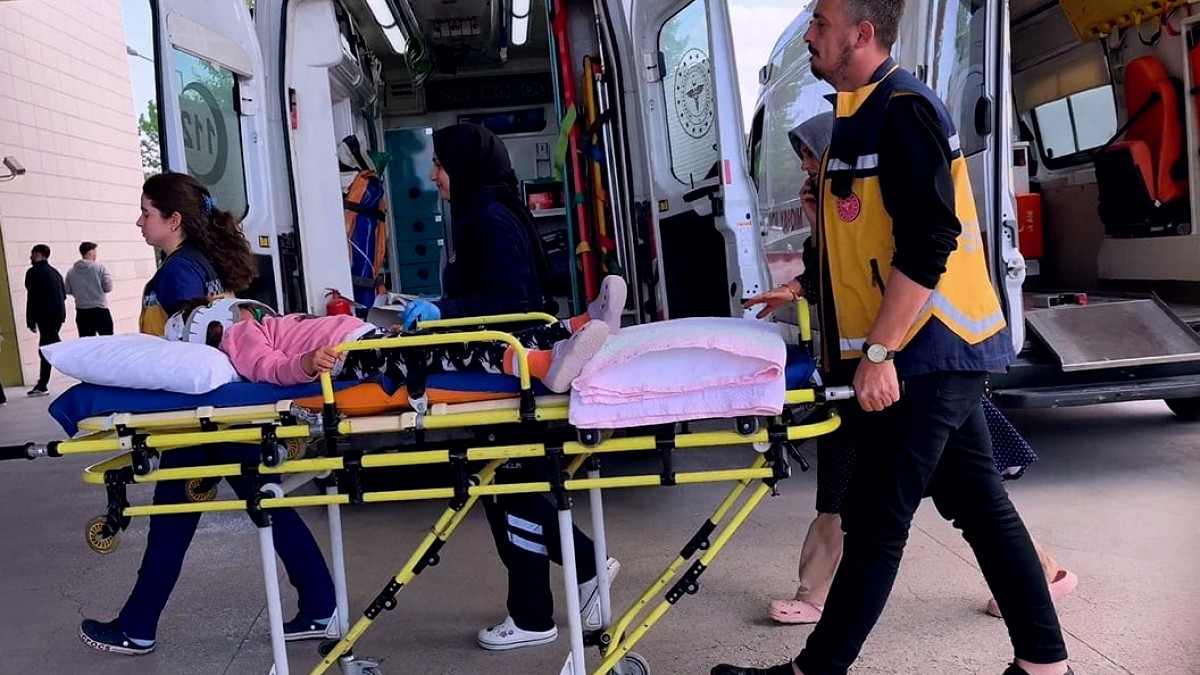Başına mermer düşen minik Miray hastaneye kaldırıldı
