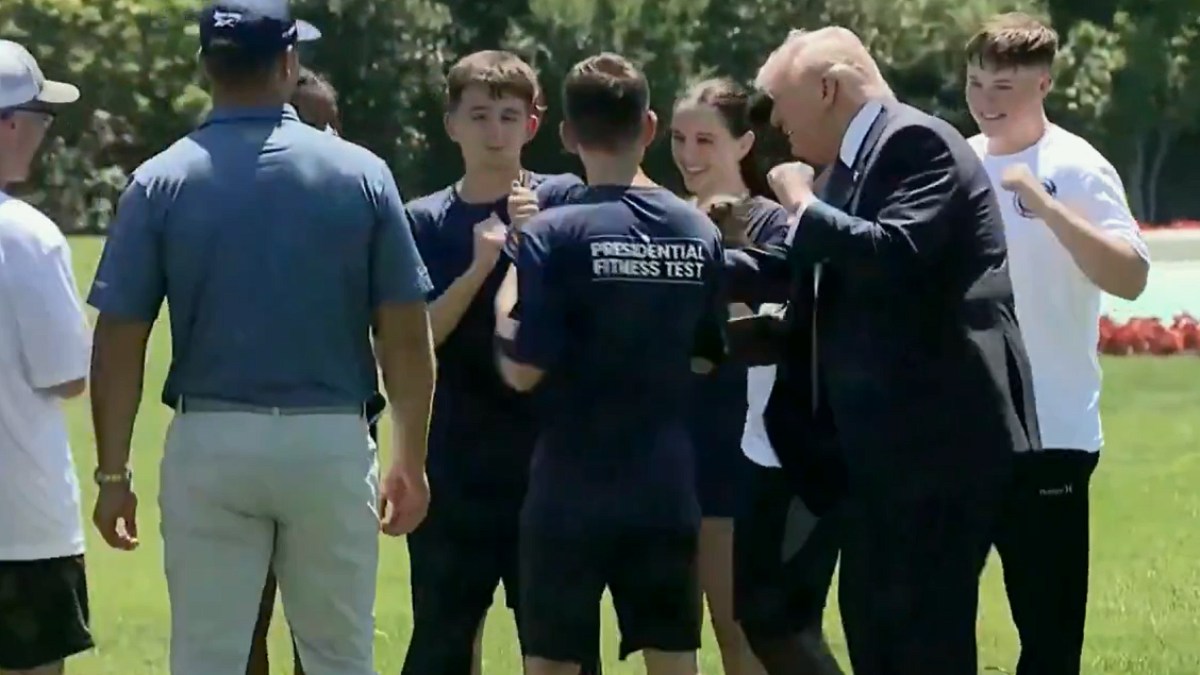 Trump işi gücü bıraktı dans hocalığına soyundu