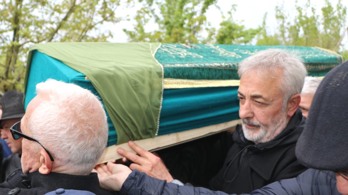 Oyuncu Mehmet Aslantuğ'un annesi son yolculuğuna uğurlandı