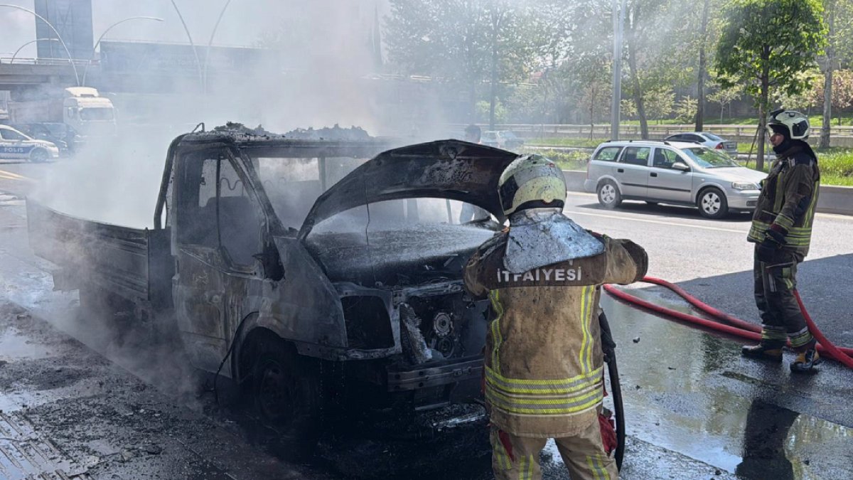 Seyir halindeki kamyonet bir anda alev topuna döndü