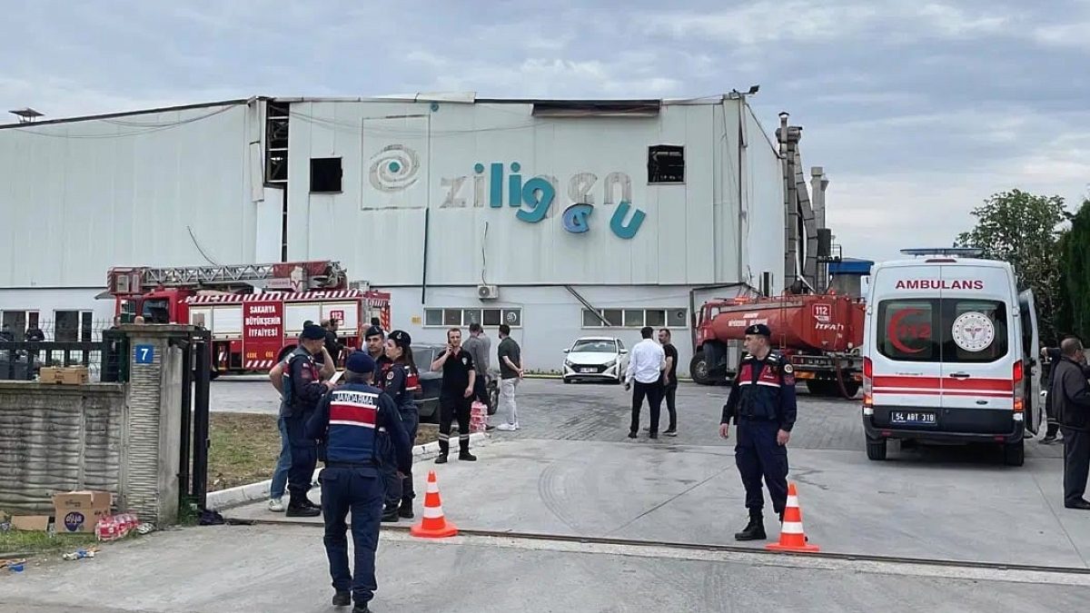 Sakarya Hendek’te fabrikada patlama: Çıkan yangında 8 işçi yaralandı