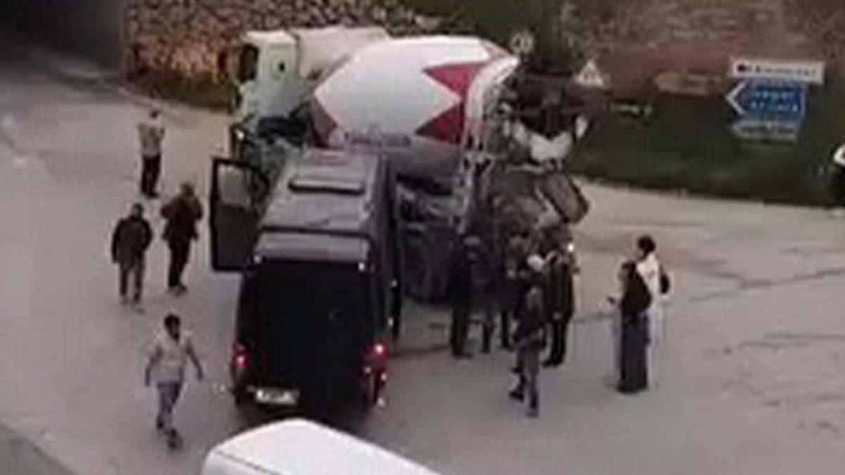 Beton mikseriyle tur minibüsü çarpıştı: 2 yaralı