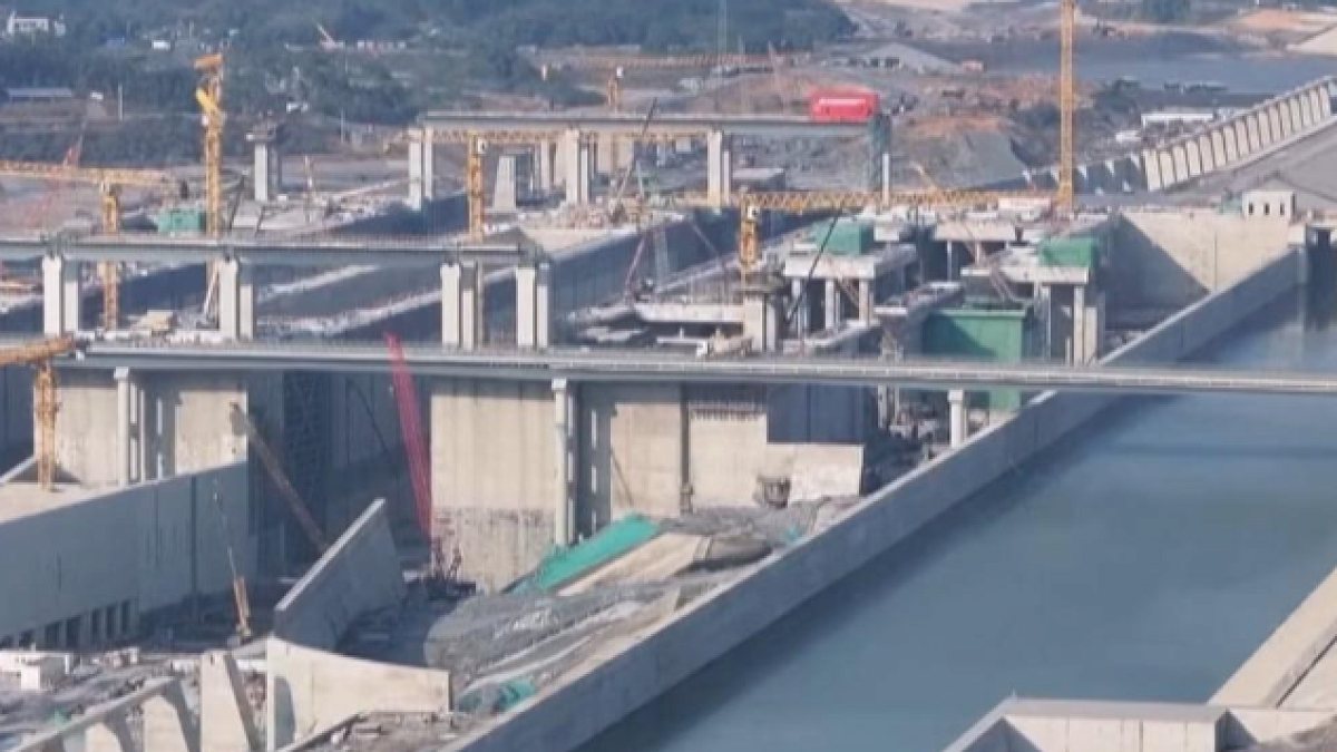 Dağları delip dev su asansörü inşa ediyorlar