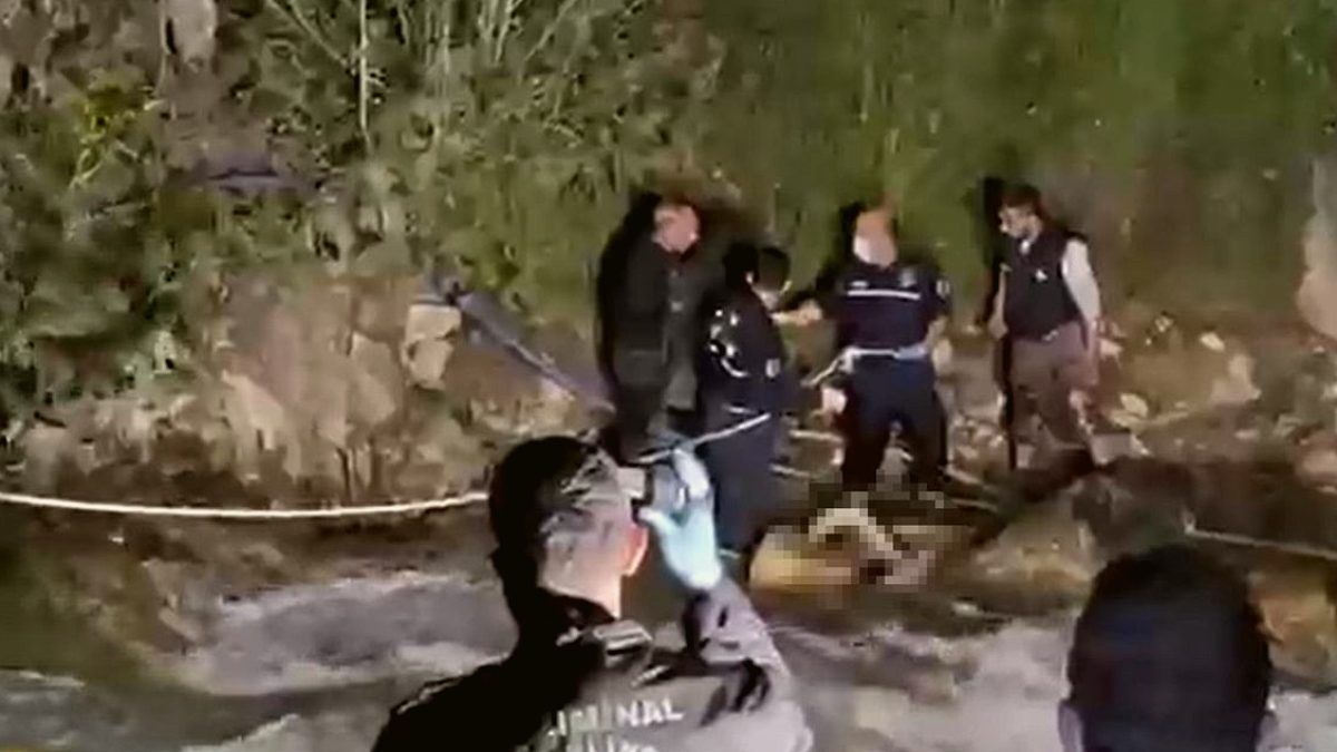 Serinlemek için şelaleye girdi, hayatından oldu