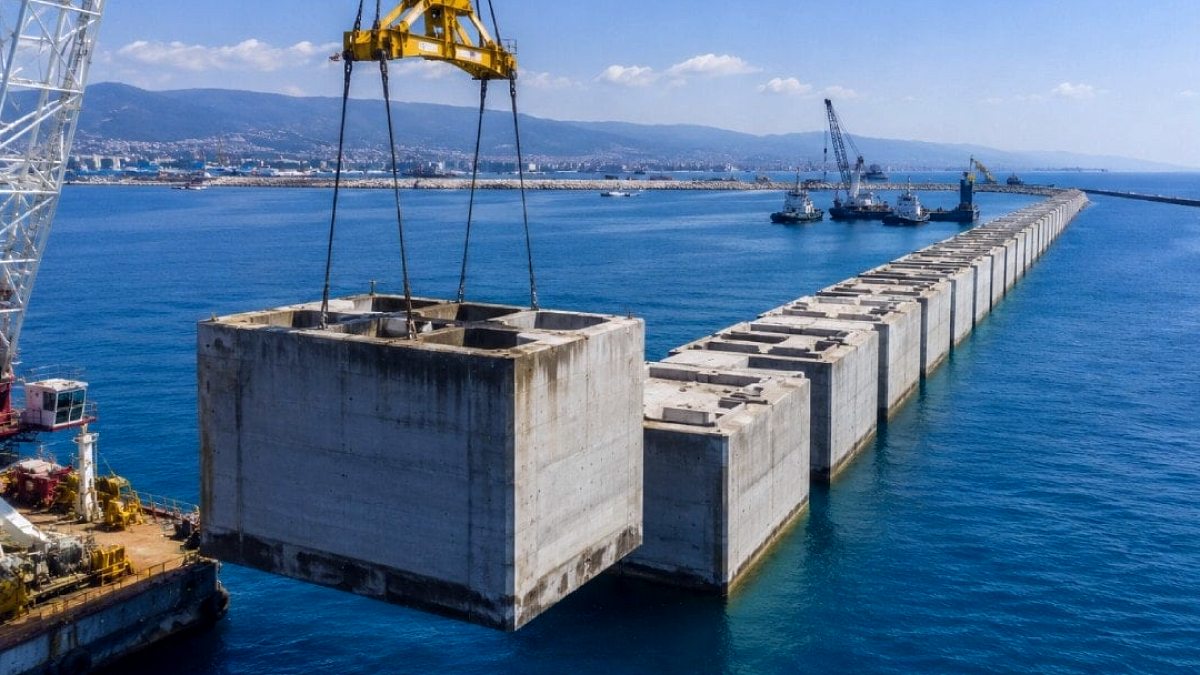 Akdeniz’in ortasına dev duvar kuruluyor: 33 metrelik beton bloklar tek tek yerleştirilecek