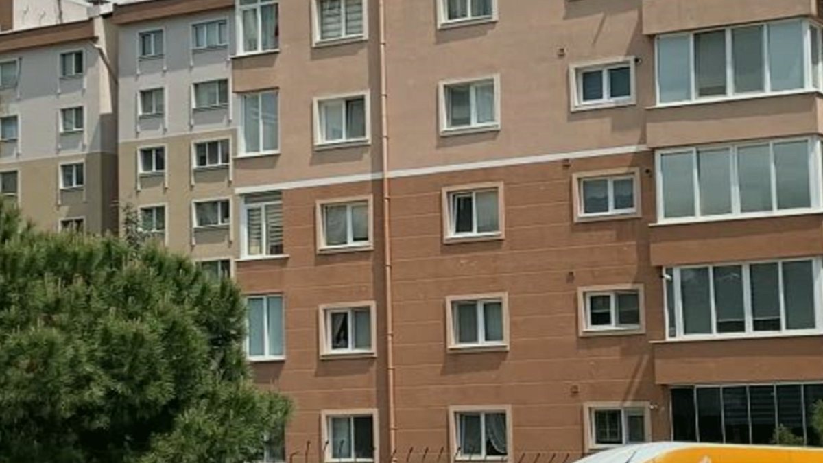 Eşini bıçakladı: Karakola teslim oldu