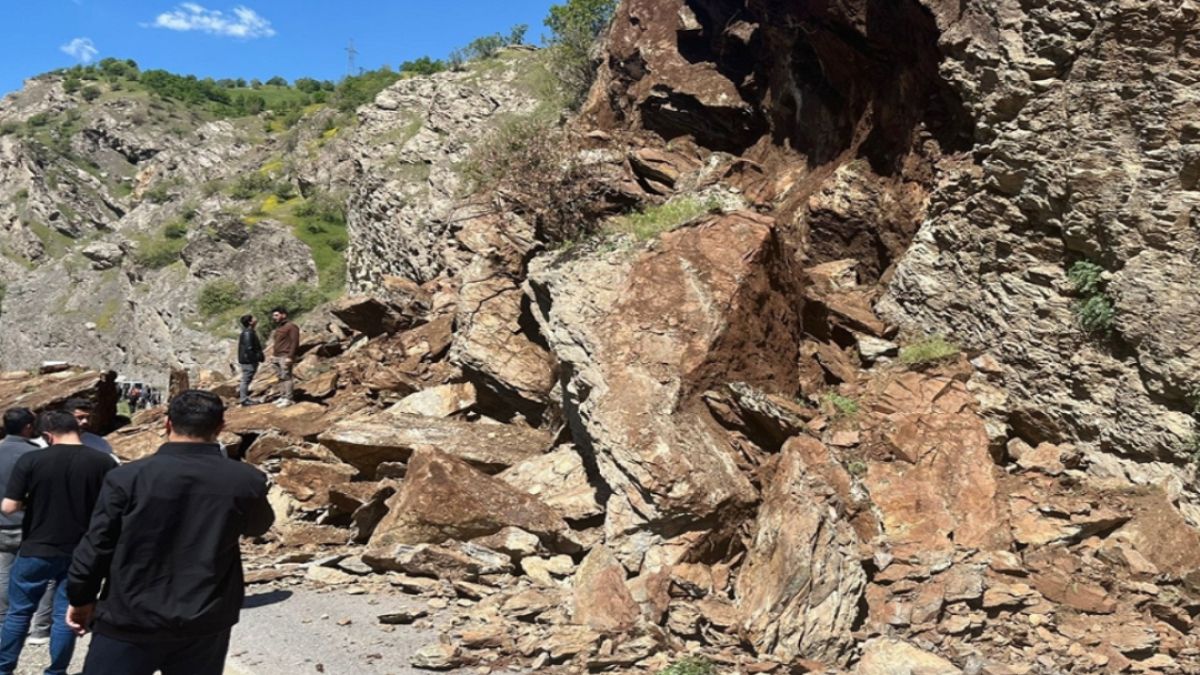 Şemdinli-Derecik kara yolu, heyelan nedeniyle ulaşıma kapandı
