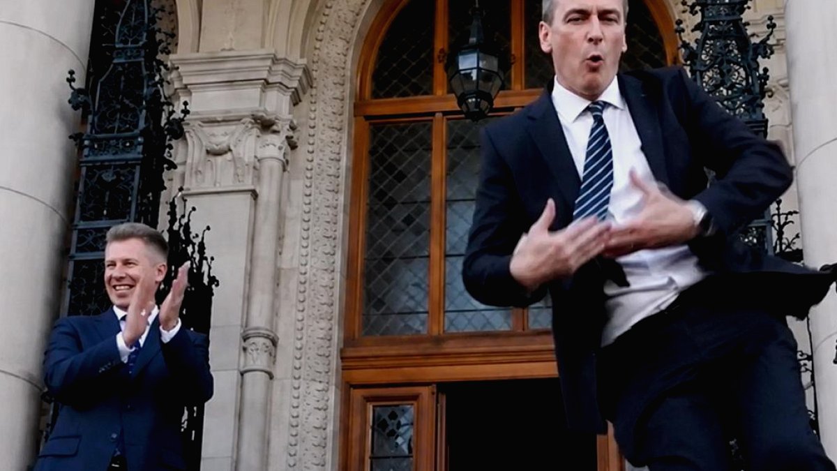 Macar bakan dans ederken kendinden geçti