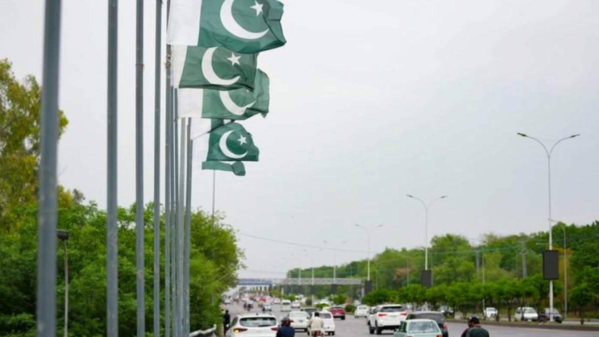Pakistan'da kanlı saldırı: Çok sayıda polis hayatını kaybetti
